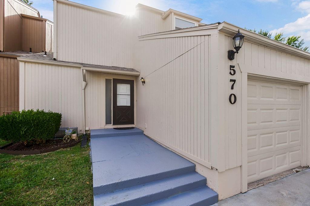 Homes for sale in Blue Springs, MO | 570 Nw Valleybrook Rd, Blue Springs, MO 64014 | MLS# 2567087