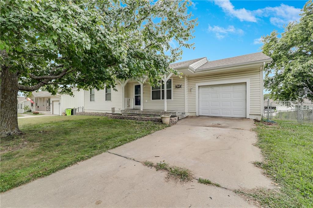 Homes for sale in Harrisonville, MO | 616 Silver Maple Dr, Harrisonville, MO 64701 | MLS# 2573953