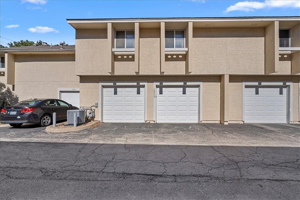 Homes for sale in Overland Park, KS | 10909 Gillette St, Overland Park, KS 66210 | MLS# 2578992