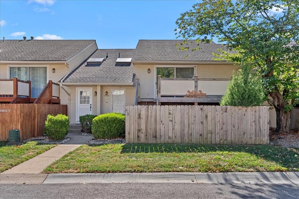 Homes for sale in Overland Park, KS | 10909 Gillette St, Overland Park, KS 66210 | MLS# 2578992