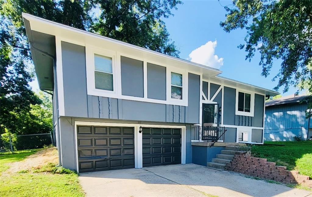 1st image of 1518 Se 15th Pl, Oak Grove, MO 64075 | MLS# 2586820