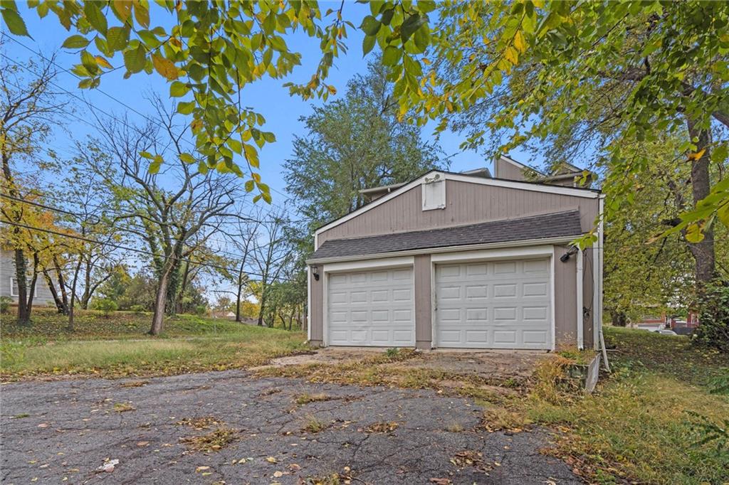 Homes for sale in Kansas City, MO | 5047 Woodland Ave, Kansas City, MO 64110 | MLS# 2587234