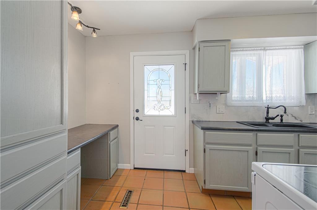 Homes for sale in Gardner, KS | 15115 Gardner West Rd, Gardner, KS 66030 | MLS# 2589900