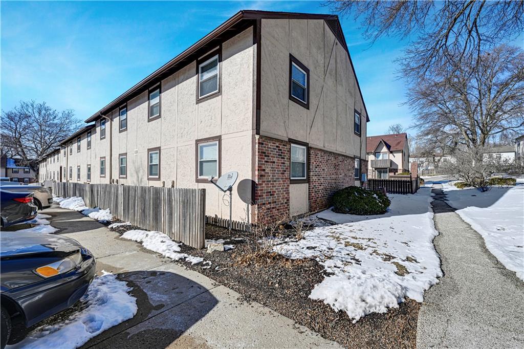Homes for sale in Overland Park, KS | 6228 Robinson St #4, Overland Park, KS 66202 | MLS# 2598222