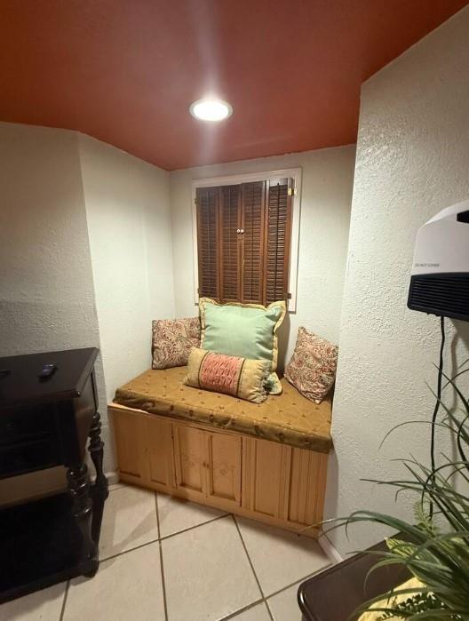 Homes for sale in Topeka, KS | 929 Sw Huntoon St, Topeka, KS 66604 | MLS# 2600532