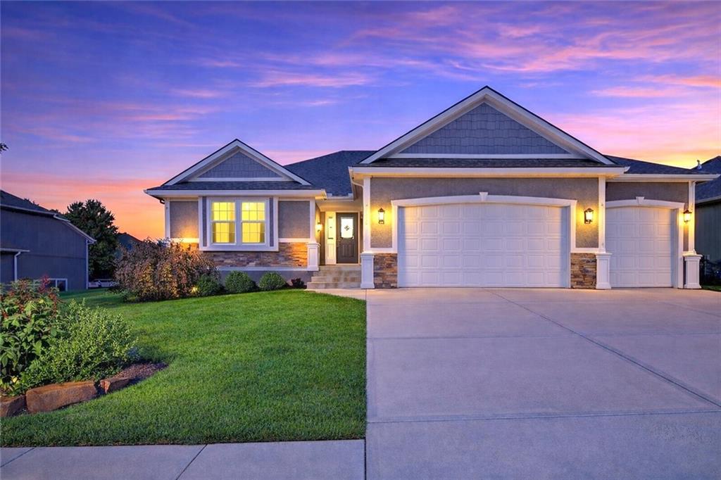 Homes for sale in Basehor, KS | 800 154th Pl, Basehor, KS 66007 | MLS# 2602918