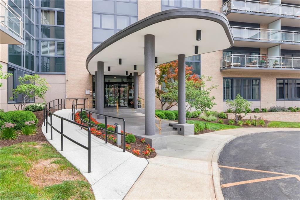 Homes for sale in Kansas City, MO | 4545 Wornall Rd #4, Kansas City, MO 64111 | MLS# 2605491