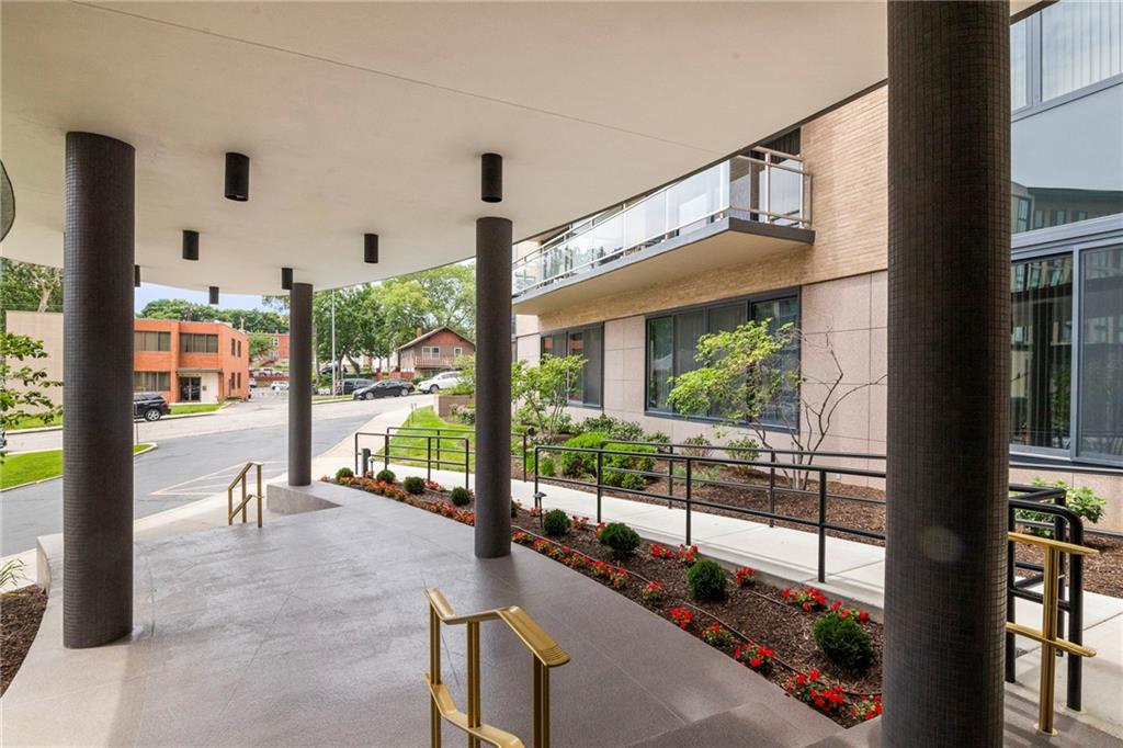 Homes for sale in Kansas City, MO | 4545 Wornall Rd #4, Kansas City, MO 64111 | MLS# 2605491