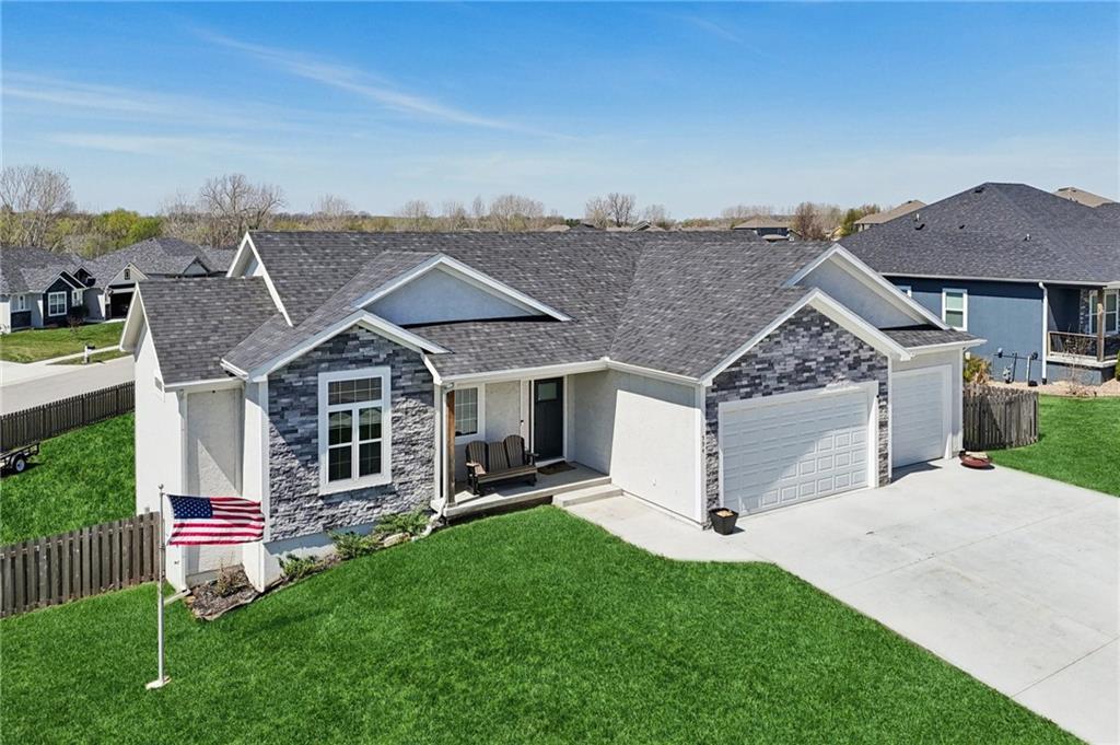 1st image of 594 N Oakwood Ln, Tonganoxie, KS 66086 | MLS# 2606520