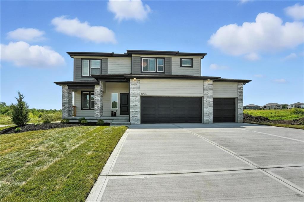 2nd image of 902 Sw Bluebird Ln, Oak Grove, MO 64075 | MLS# 2609777