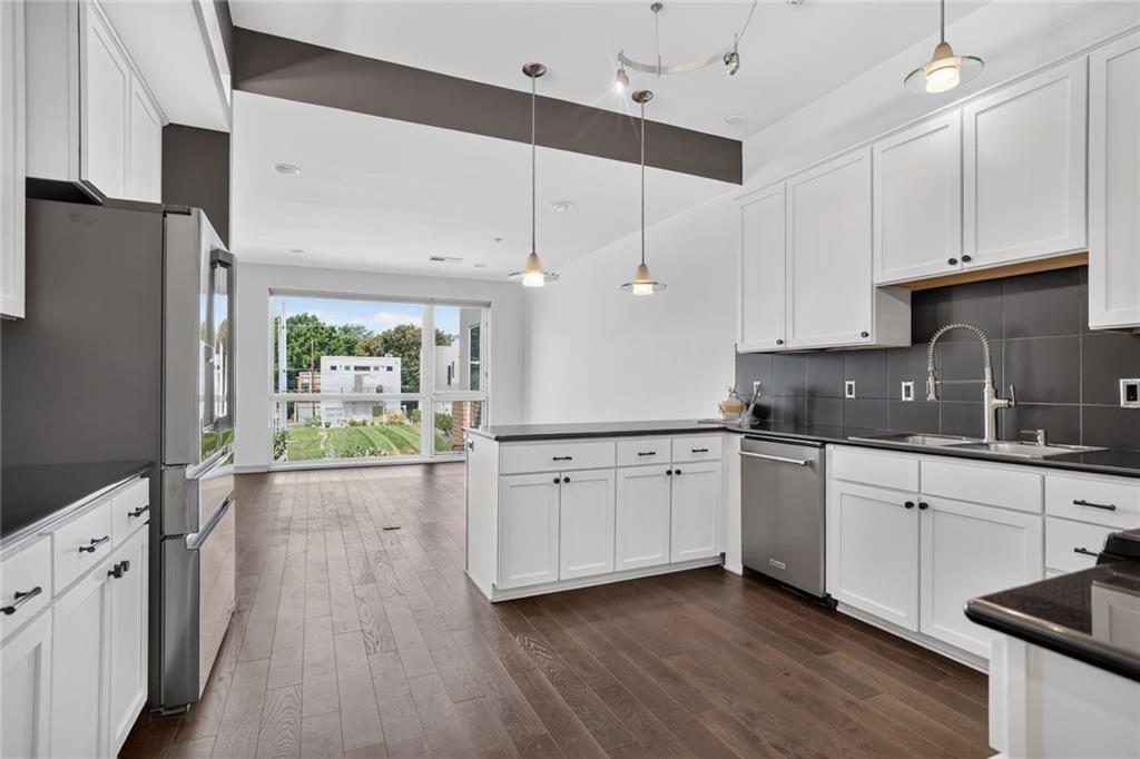 4th image of 1605 Summit St, Kansas City, MO 64108 | MLS# 2612102