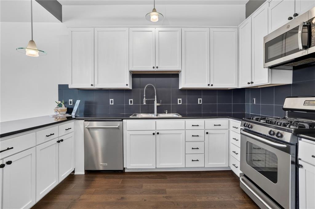 3rd image of 1605 Summit St, Kansas City, MO 64108 | MLS# 2612102