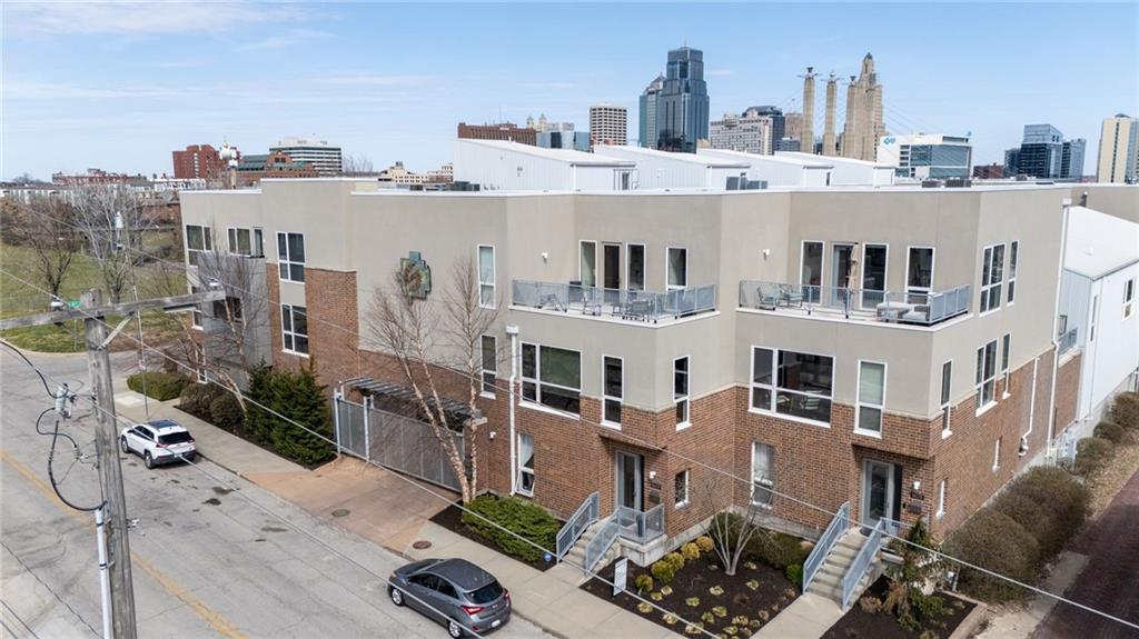 2nd image of 1605 Summit St, Kansas City, MO 64108 | MLS# 2612102