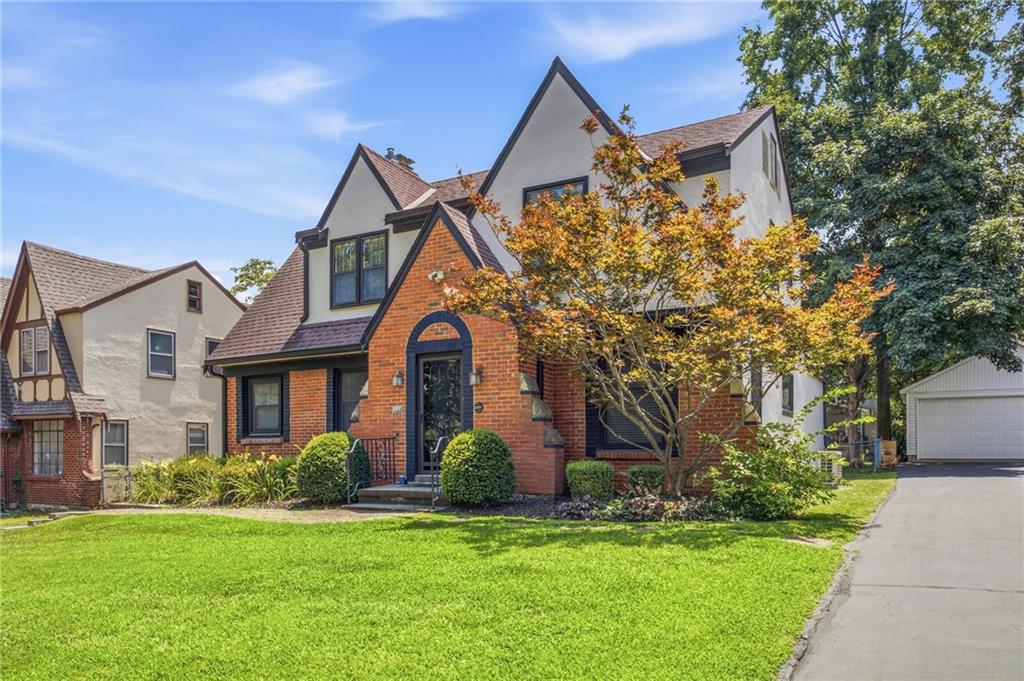 3rd image of 1207 W Gregory Blvd, Kansas, MO 64114 | MLS# 2612487
