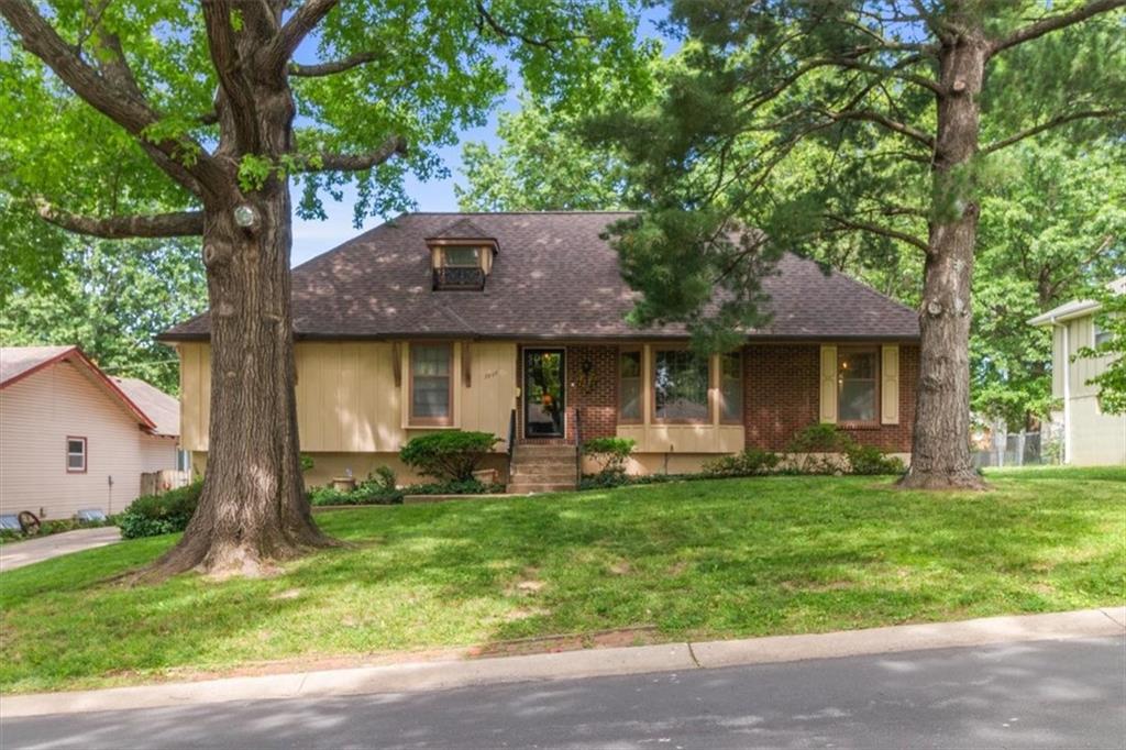 2nd image of 3908 Woodbury St, Independence, MO 64055 | MLS# 2613468