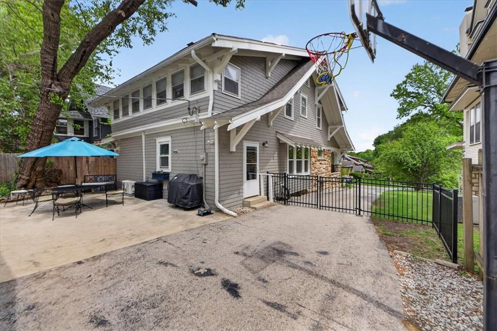Homes for sale in Kansas City, MO | 5820 Wyandotte St, Kansas City, MO 64113 | MLS# 2615602
