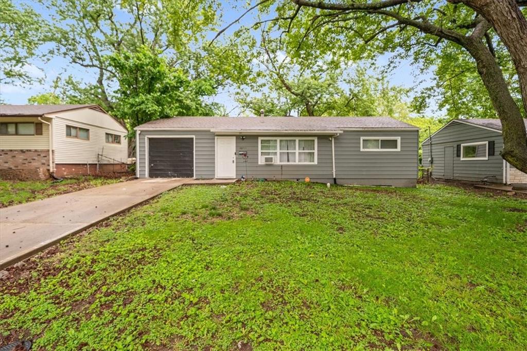 Homes for sale in Kansas City, MO | 10711 Ewing Dr, Kansas City, MO 64134 | MLS# 2616998