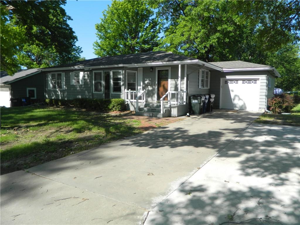 Homes for sale in Lawrence, KS | 923 Crestline Dr, Lawrence, KS 66049 | MLS# 2617983