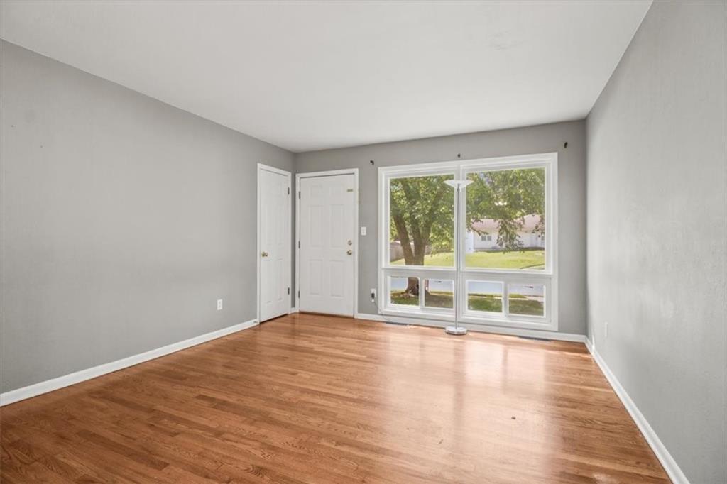 5th image of 811 Union Cir, Sugar Creek, MO 64050 | MLS# 2619174
