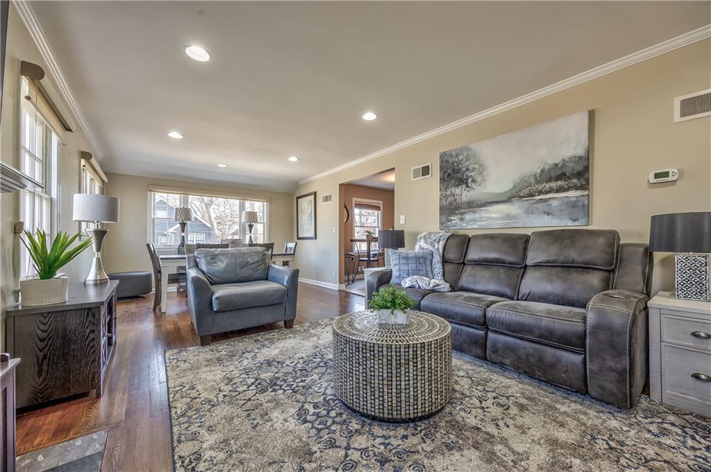Homes for sale in Kansas City, MO | 6203 Morningside Dr, Kansas City, MO 64113 | MLS# 2620987