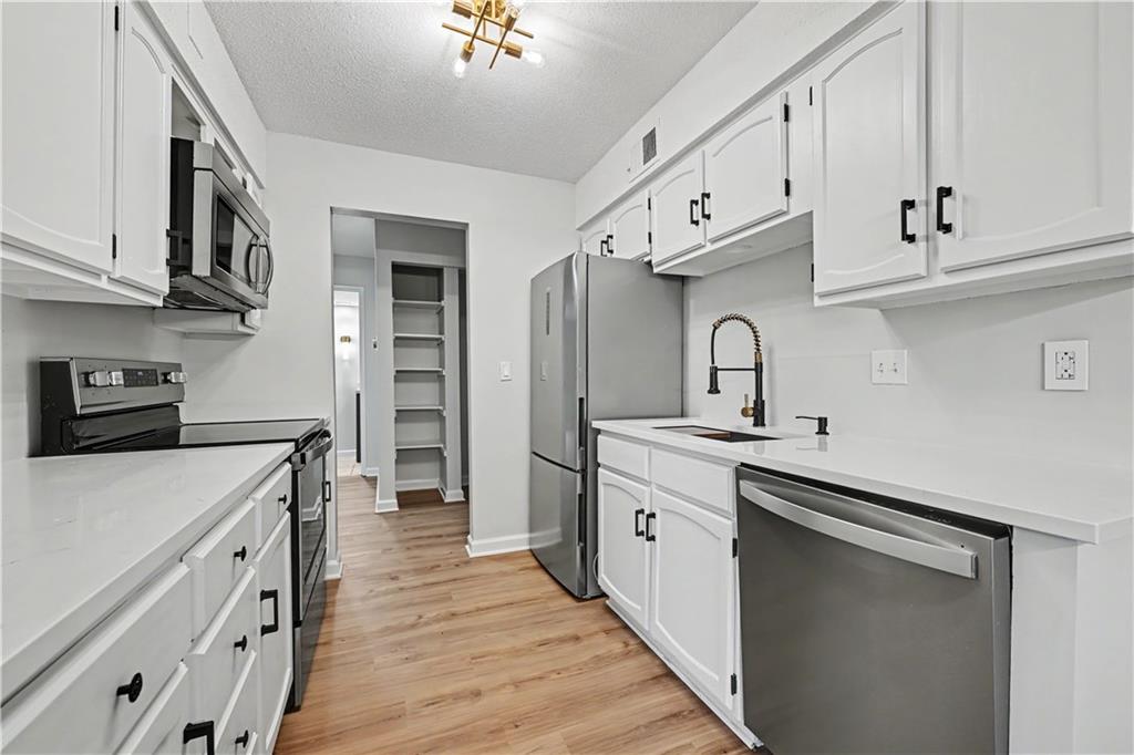 Homes for sale in Overland Park, KS | 10106 W 96Th Ter #D, Overland Park, KS 66212 | MLS# 2621283