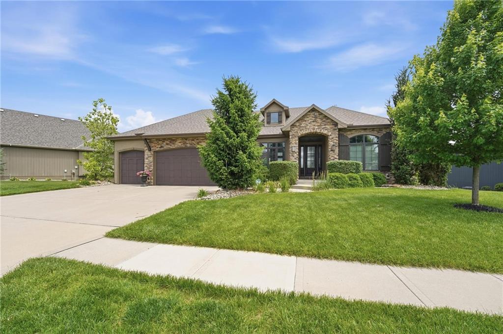 2nd image of 906 Creekmoor Dr, Raymore, MO 64083 | MLS# 2621398