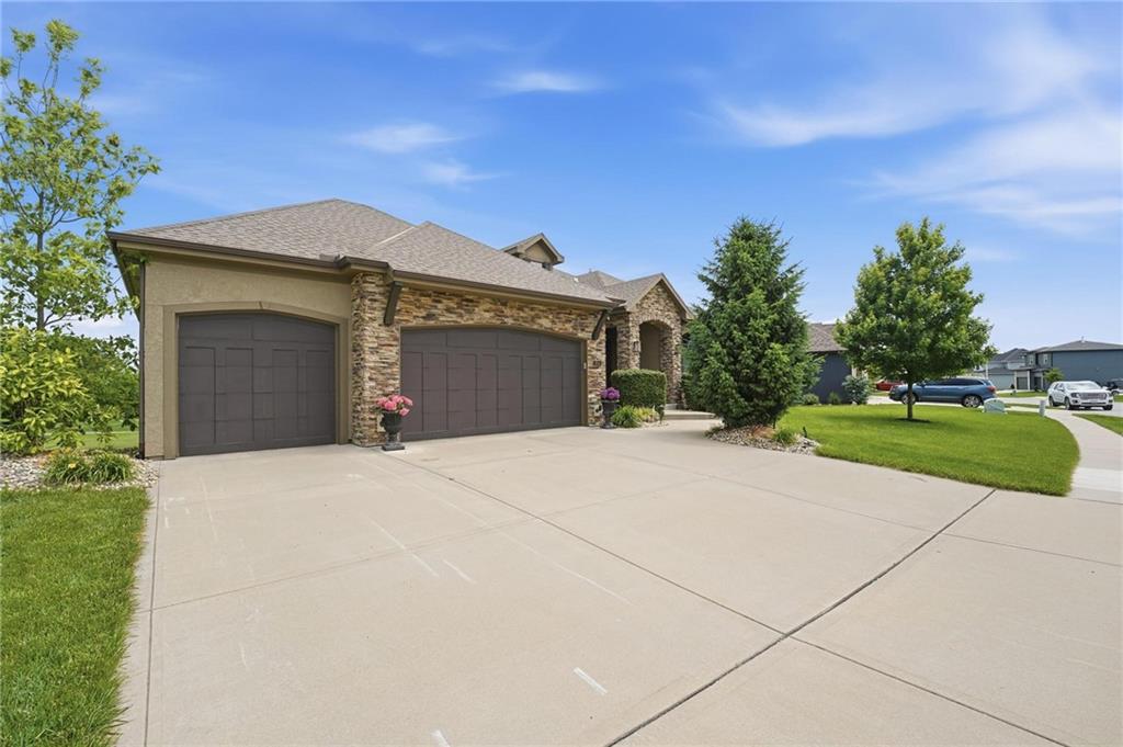 5th image of 906 Creekmoor Dr, Raymore, MO 64083 | MLS# 2621398