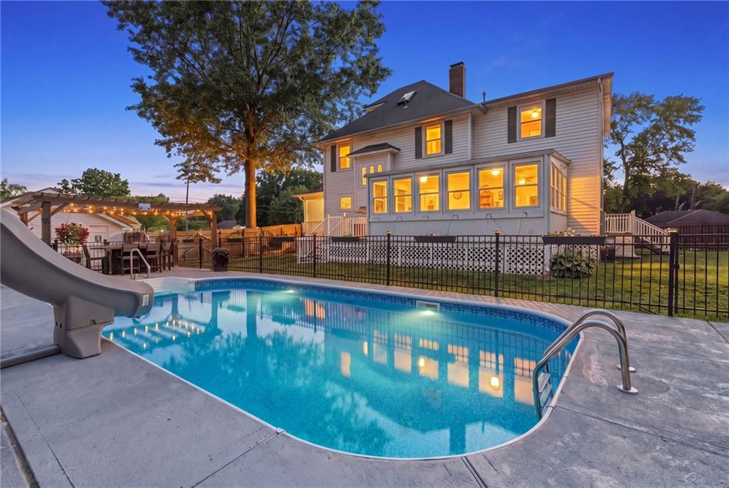 2nd image of 601 Ne Douglas St, Lees Summit, MO 64063 | MLS# 2621566