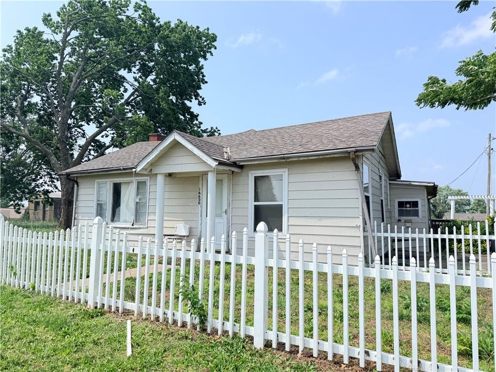 Homes for sale in Basehor, KS | 16620 Evans Rd, Basehor, KS 66007 | MLS# 2621822