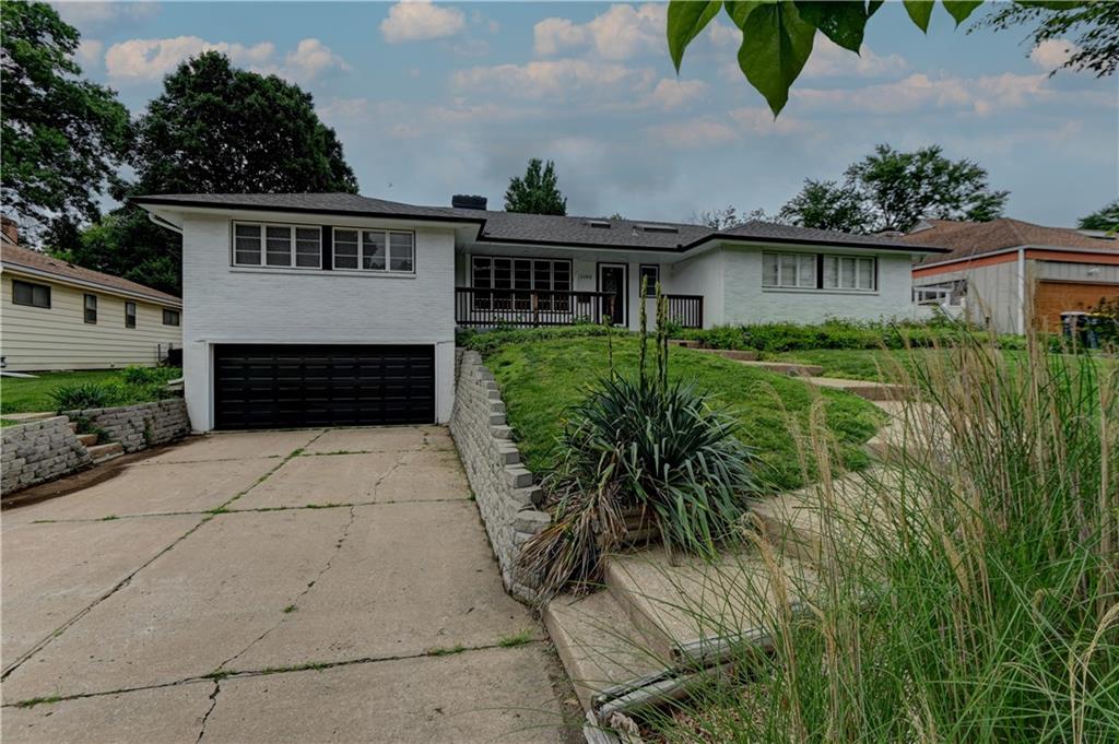 3rd image of 1102 W 85Th Ter, Kansas City, MO 64114 | MLS# 2621823