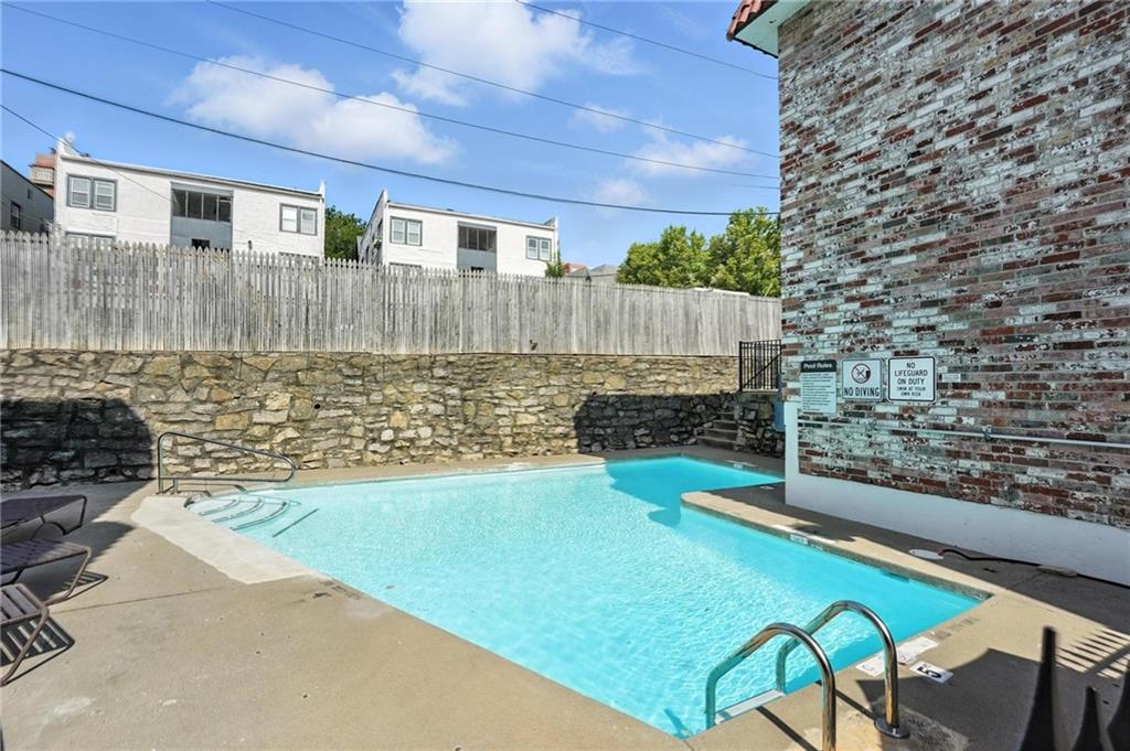 2nd image of 5010 Baltimore Ave #106, Kansas City, MO 64112 | MLS# 2621832