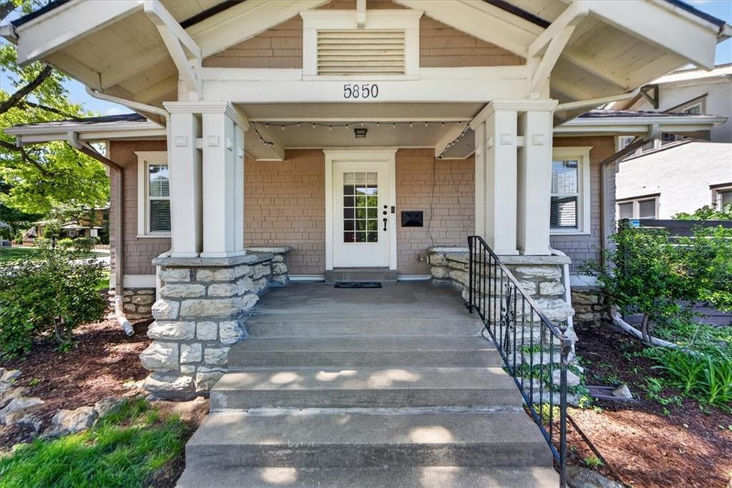 Homes for sale in Kansas City, MO | 5850 Brookside Blvd, Kansas City, MO 64113 | MLS# 2622211