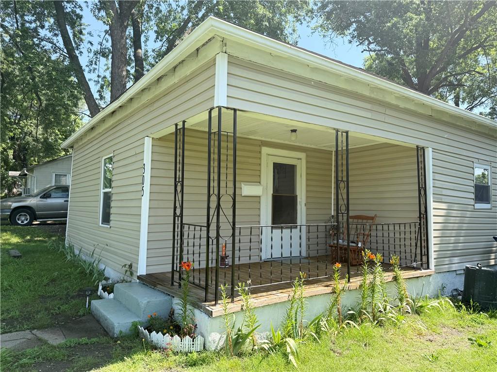 2nd image of 305 S Elm St, Sweet Springs, MO 65351 | MLS# 2623399