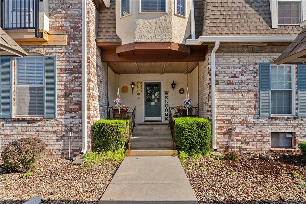 Homes for sale in Overland Park, KS | 5717 Metcalf Ct, Overland Park, KS 66202 | MLS# 2623760