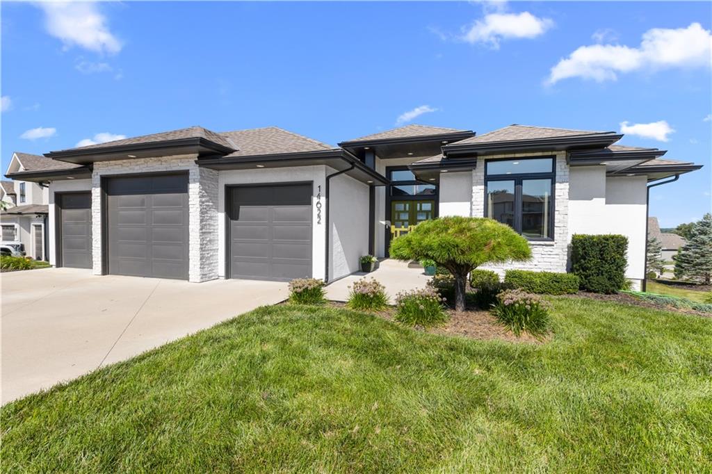 1st image of 14622 Thousand Oaks Pl Pl, Parkville, MO 64152 | MLS# 2625087