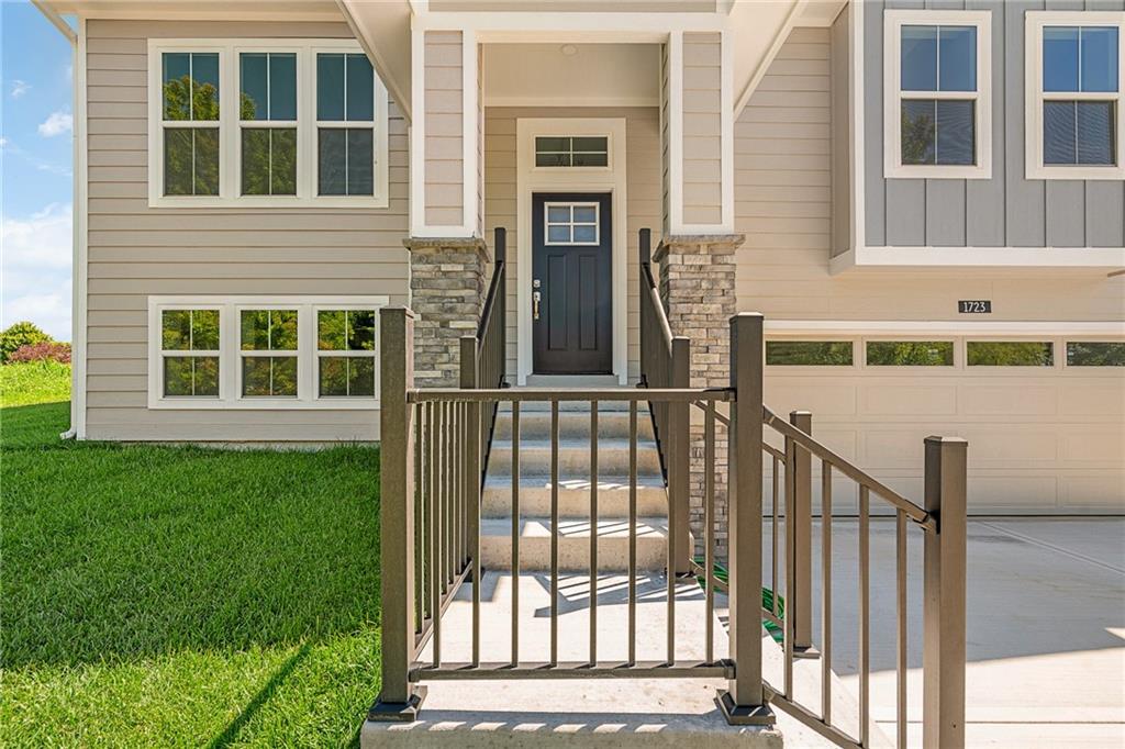 Homes for sale in Kansas City, KS | 1723 92Nd Ter N, Kansas City, KS 66112 | MLS# 2625361