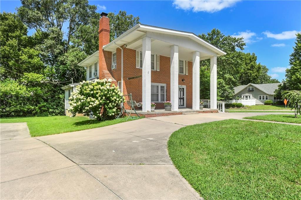 3rd image of 200 Sw Madison St, Lees Summit, MO 64063 | MLS# 2625834