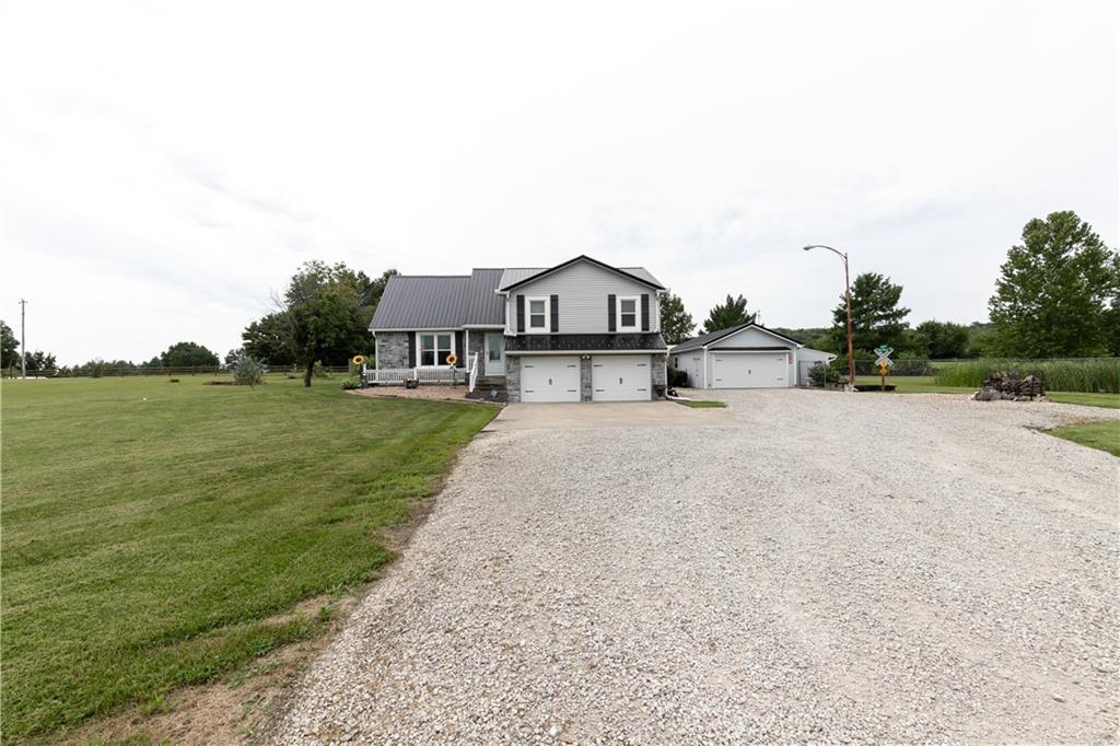 4th image of 22215 Parallel Rd, Tonganoxie, KS 66086 | MLS# 2626057