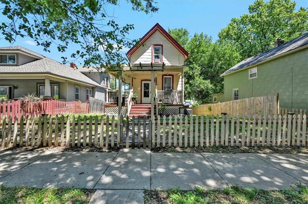 Homes for sale in Leavenworth, KS | 718 N Broadway St, Leavenworth, KS 66048 | MLS# 2626136