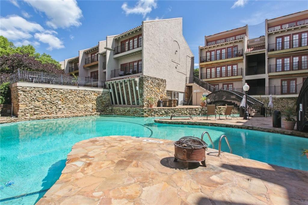 Homes for sale in Kansas City, MO | 1111 W 46 St #2, Kansas City, MO 64112 | MLS# 2627667