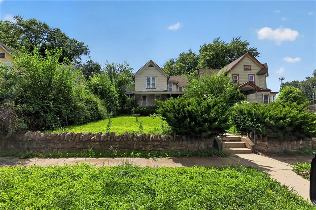 2nd image of 906 Columbia Ave, Leavenworth, KS 66048 | MLS# 2628115