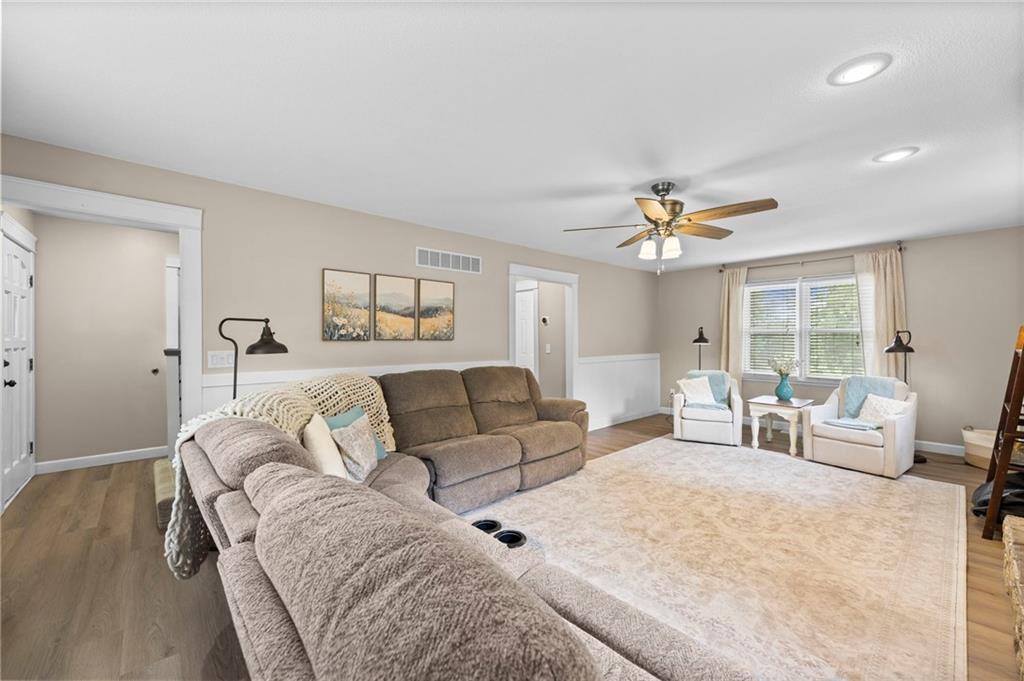 5th image of 909 E Johnston Cir, Olathe, KS 66061 | MLS# 2628873