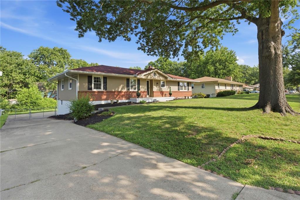 2nd image of 8304 Willow Wy, Raytown, MO 64138 | MLS# 2629092
