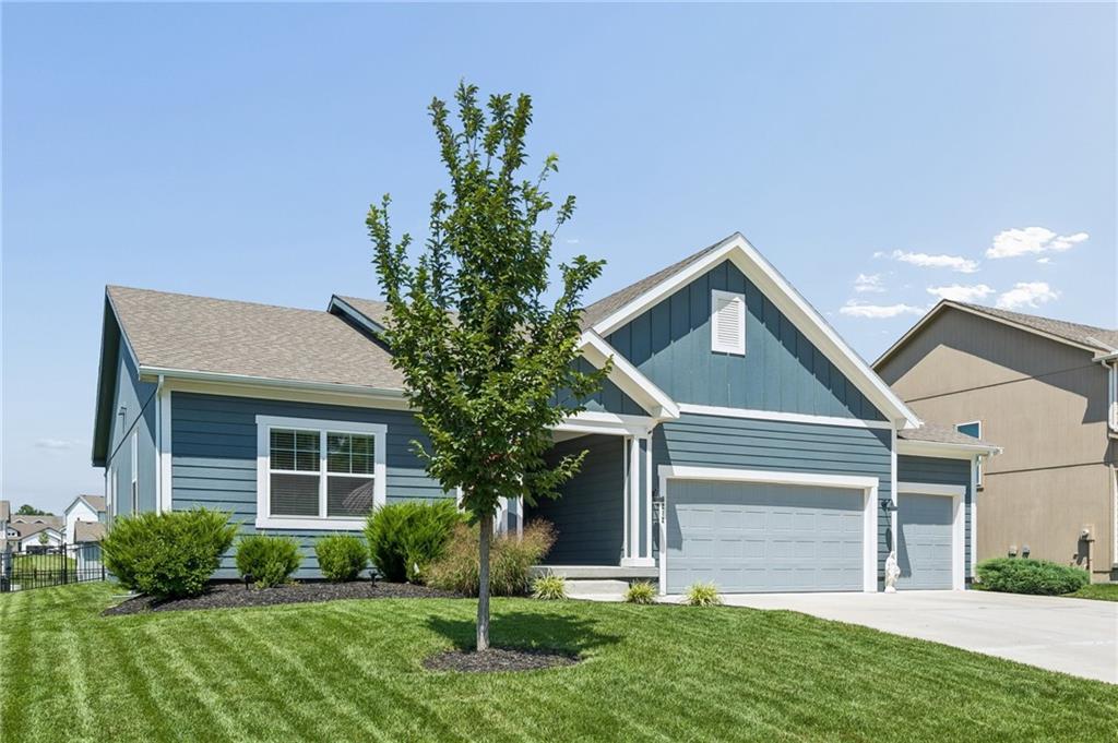 3rd image of 3212 Sw Arbor Tree Dr, Lee's Summit, MO 64082 | MLS# 2630029