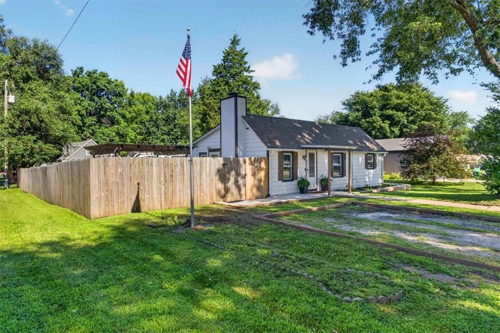 2nd image of 508 S Elm St, Louisburg, KS 66053 | MLS# 2630078