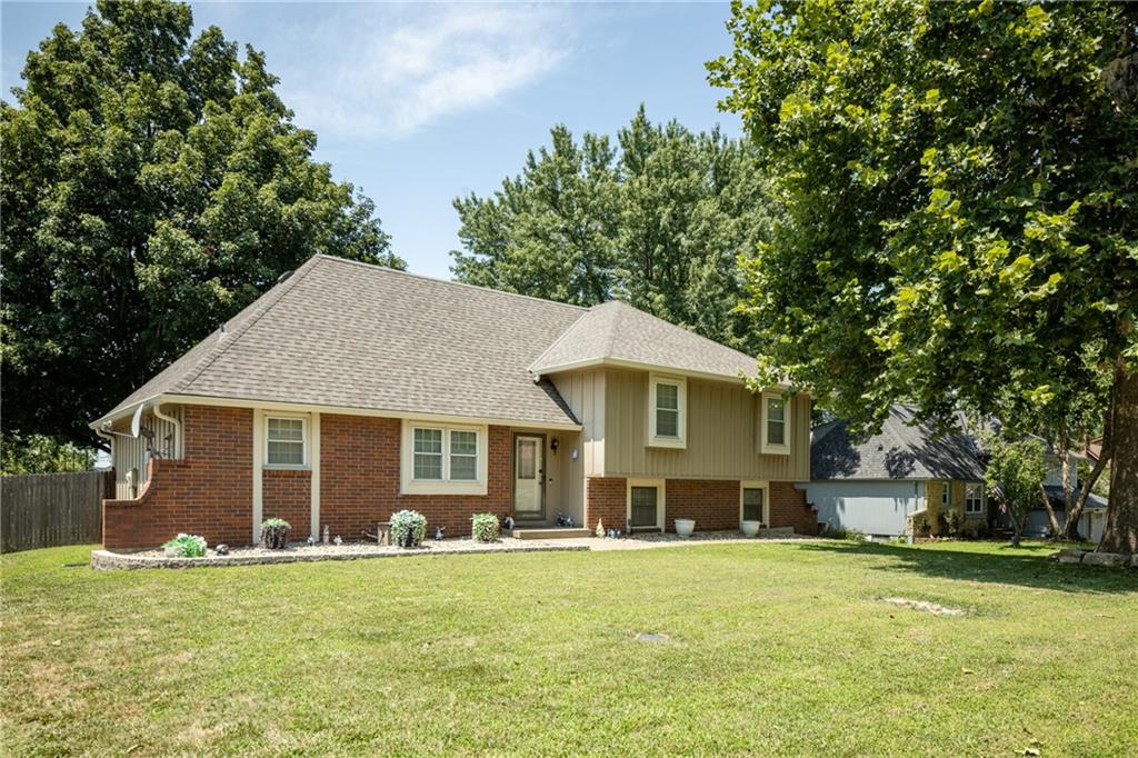 2nd image of 404 S Sunset Ln, Raymore, MO 64083 | MLS# 2630178
