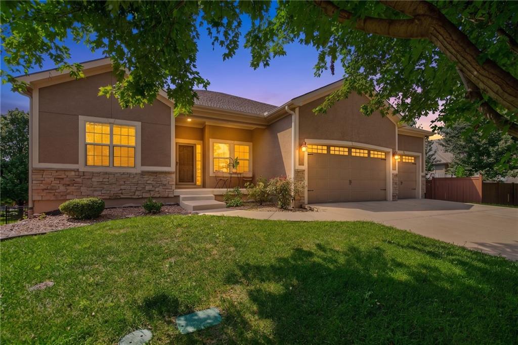 1st image of 18425 W 193 Ter, Spring Hill, KS 66083 | MLS# 2630367