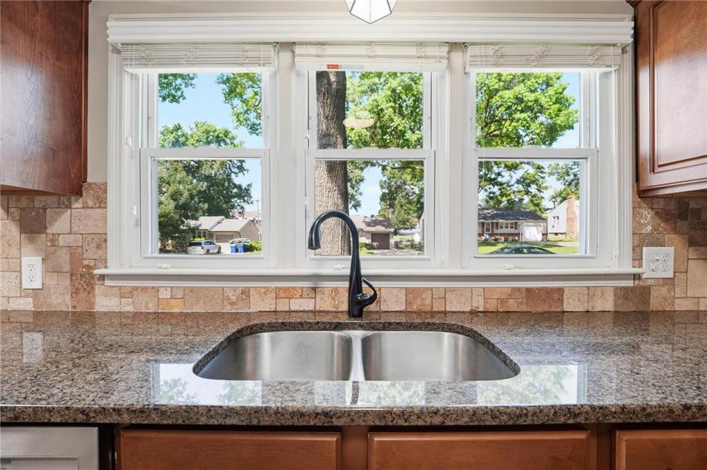 5th image of 7423 Glenwood Ln, Overland Park, KS 66204 | MLS# 2630534