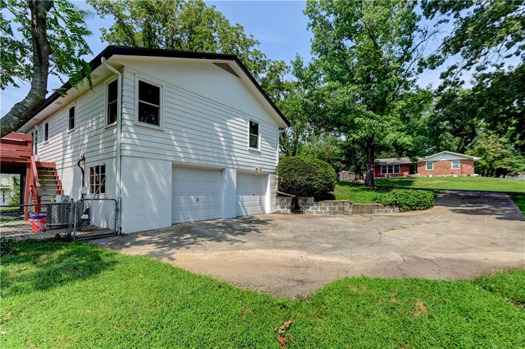 3rd image of 2820 Berry Ln, Independence, MO 64057 | MLS# 2630596