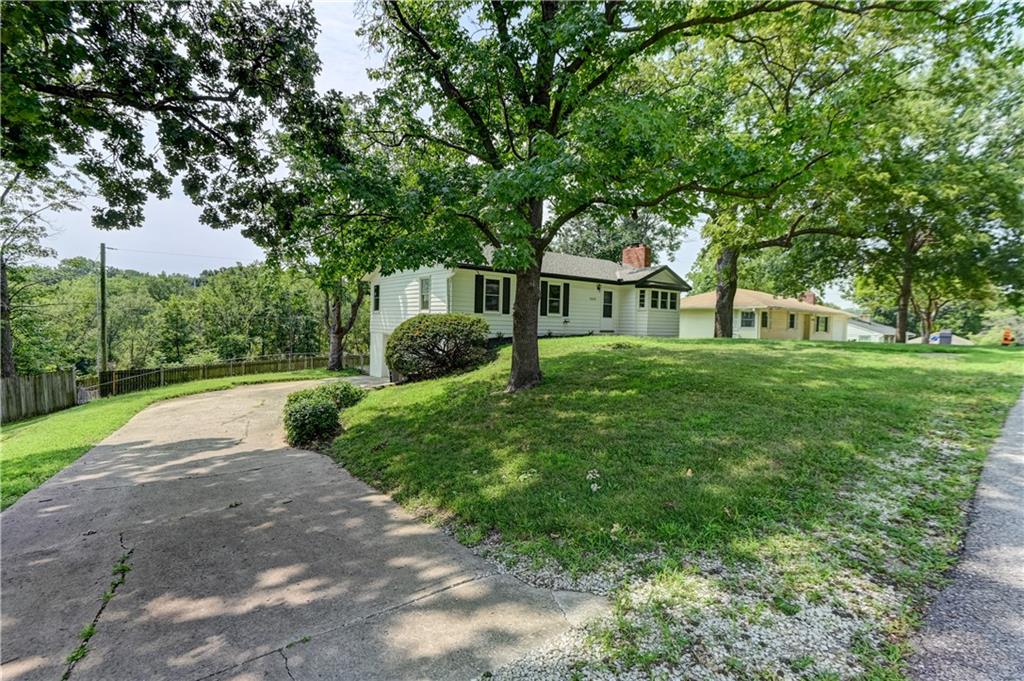 2nd image of 2820 Berry Ln, Independence, MO 64057 | MLS# 2630596